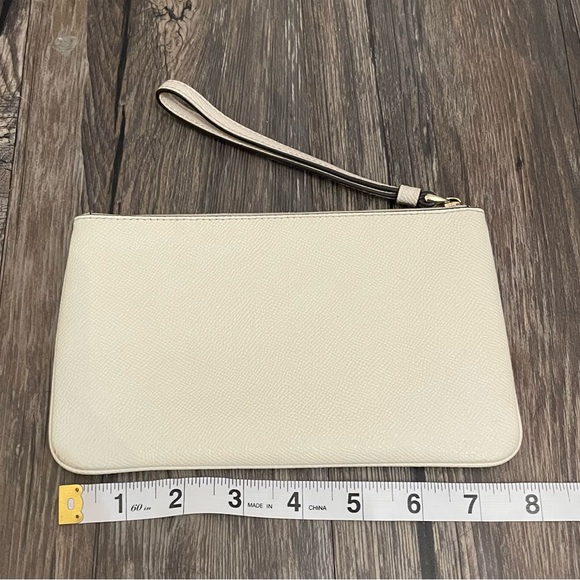 Coach Ivory Pebbled Leather Wristlet Wallet Zip Pouch Gold Tone